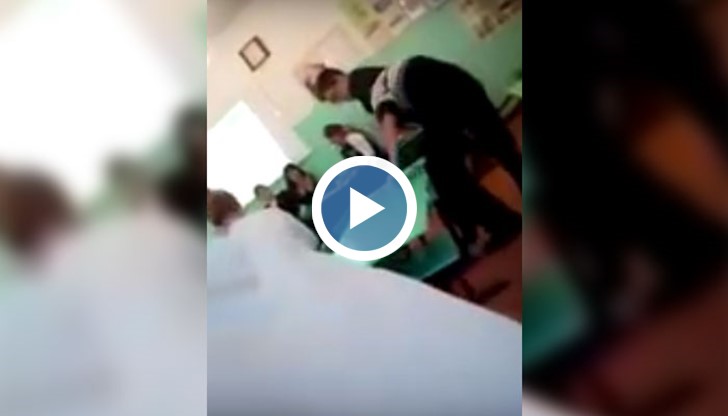 Педагогът поискал от момчето да си даде бележника