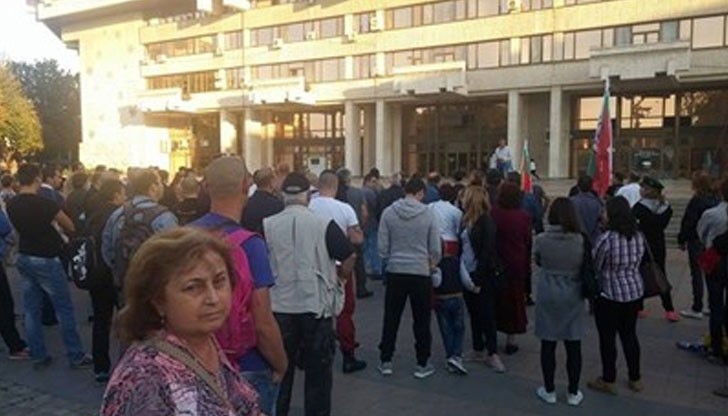 Протестът е срещу бежански лагер в бившото поделение на Сръбчето