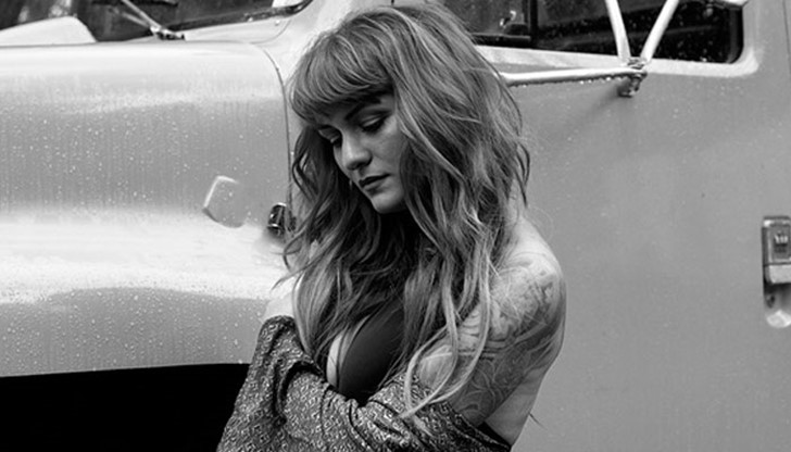 Това момиче вади новини само докато стои! Това момиче вади новини само докато стои!