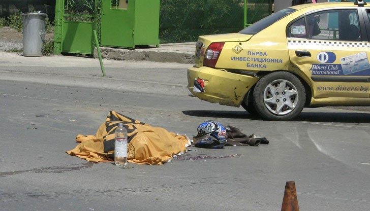Такси и мотор са се сблъскали жестоко / Снимката е илюстративна Такси и мотор са се сблъскали жестоко / Снимката е илюстративна