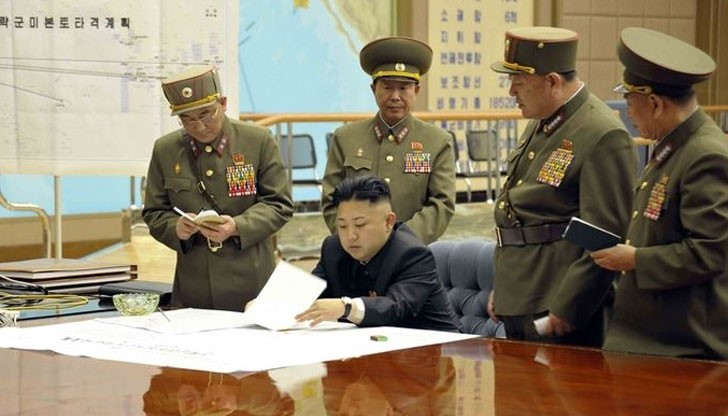 В петък Пхенян осъществи най-мощната досега ядрена експлозия и обяви, че е в състояние да монтира бойна глава на балистична ракета