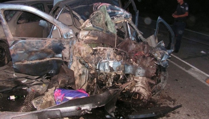 Автомобилът, в който пътувало семейството, се ударил челно в насрещно идващия ТИР