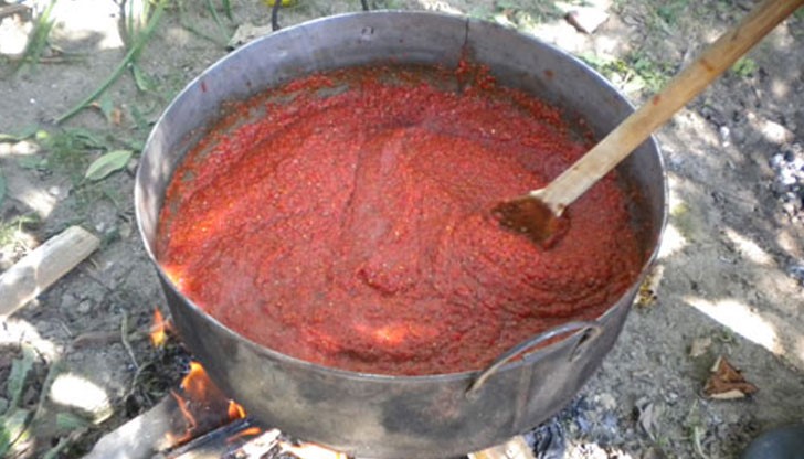 Старите жени взимат поръчки за домашна лютеница, която след приготвянето си поема към клиентите в градовете Старите жени взимат поръчки за домашна лютеница, която след приготвянето си поема към клиентите в градовете