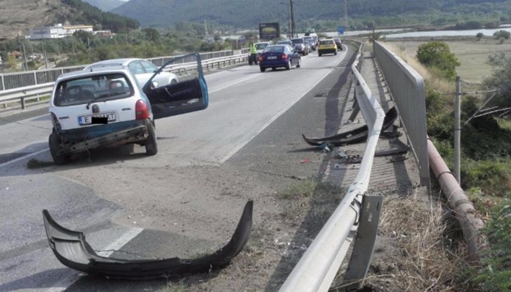 "Опел Корса" се заби в мантинела, пострадал е шофьора