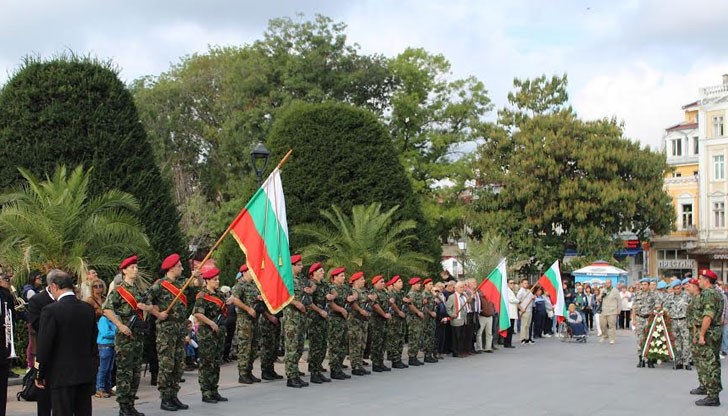 Днес, пред Паметника на свободата се проведе тържествена церемония по повод 108-та годишнина от обявяването на Независимостта на България