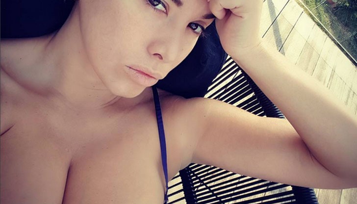 Скандалният модел на "Плейбой" Нивес Целзиус не се срамува от...голотата на лицето си!