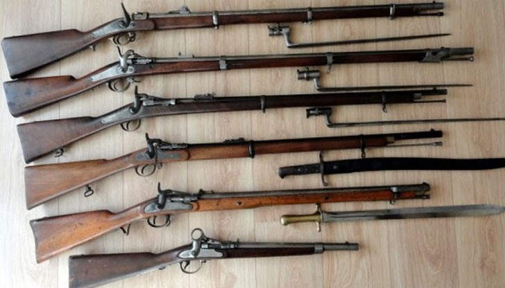 Колекционери тарашат манастири и тавани за антични оръжия Колекционери тарашат манастири и тавани за антични оръжия