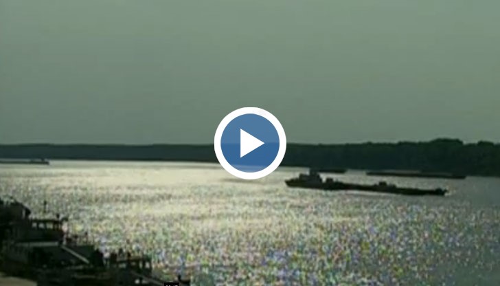 Десетки плавателни съдове изчакват принудително при остров Белене, за да преминат