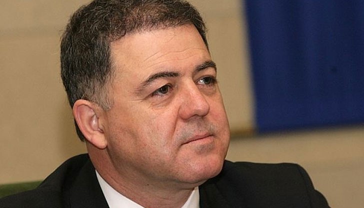 Министърът на отбраната се закани да изпробва новия десантен парашут Министърът на отбраната се закани да изпробва новия десантен парашут