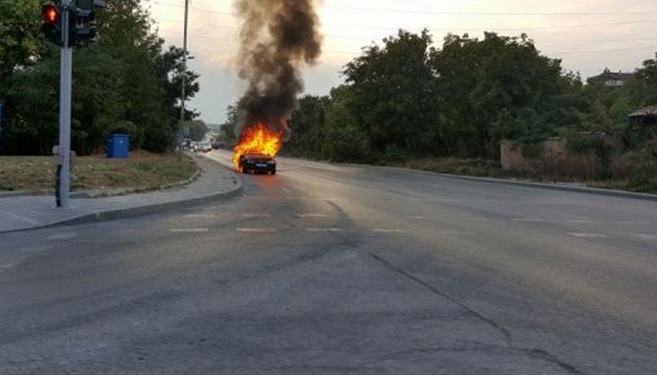 Кола пламна в движение на улица във Варна.
