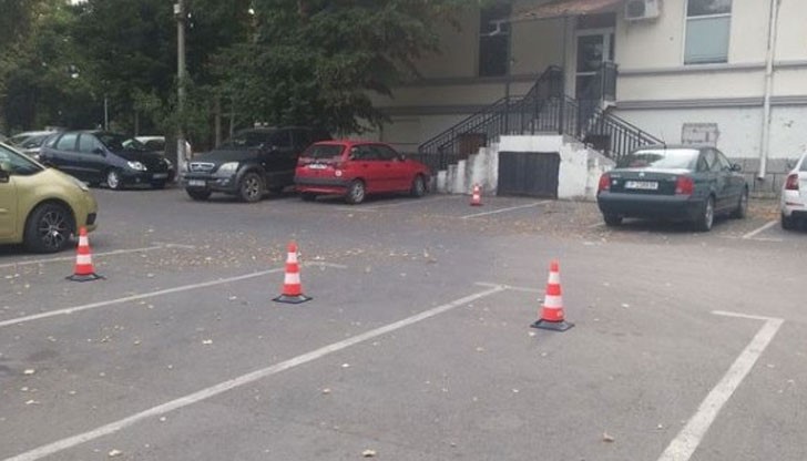 Паркингът пред НАП е безплатен и подобно запазване на места е незаконно