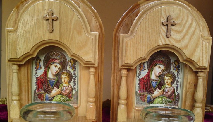 Свещеници купуват китайски икони от online магазини срещу 1.60 лева бройката и ги продават за най-малко 2.50 лева / Снимката е илюстративна