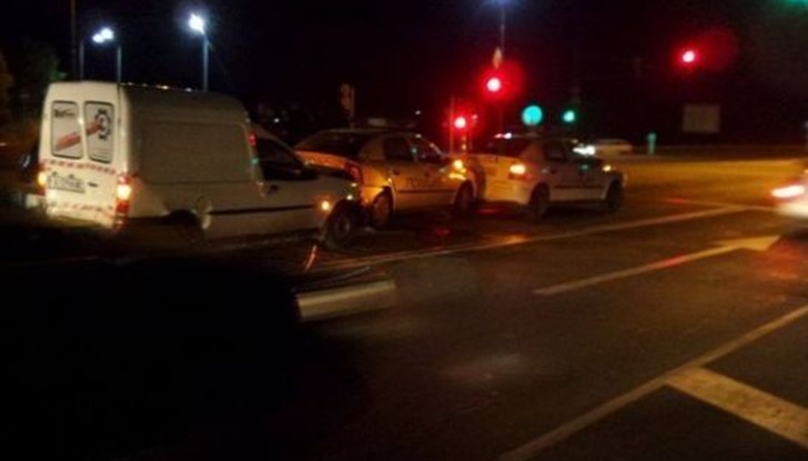 Полицаите бяха спрели на светофара, когато изневиделица към тях полетя черната кола, направо ги вряза една в друга