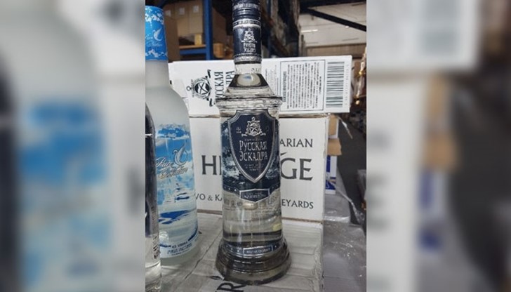 Макар и не много известна у нас, водката "Руская Ескадра" е около 200 лева Макар и не много известна у нас, водката "Руская Ескадра" е около 200 лева