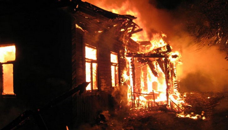 Пожарът тръгнал от покрива, който рухнал и опожарил всичката покъщнина на семейството