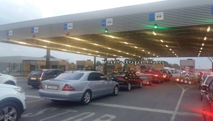 Причина за дългите колони е изключително натовареният трафик за южната съседка Причина за дългите колони е изключително натовареният трафик за южната съседка