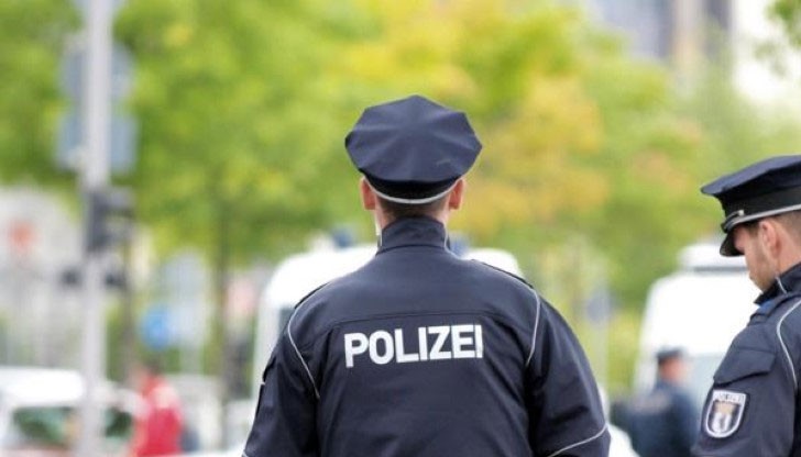 Погледът им бил прикован от компанията на мъжа