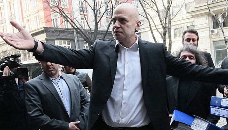 Слави Трифонов няма да подкрепя кандидат-президентите на партии, които застават зад референдума