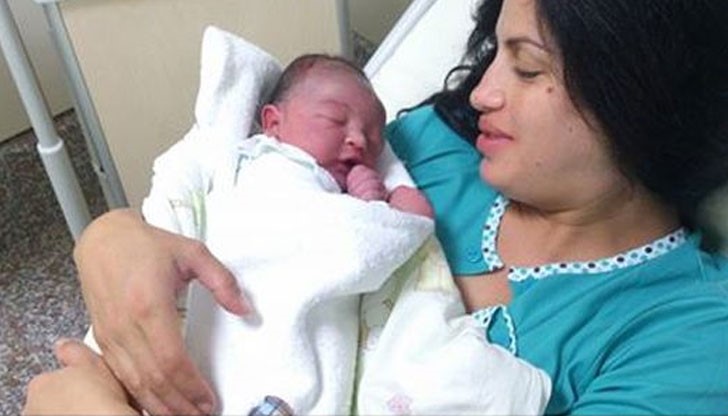 Щастливият родител публикува снимка на любимата си жена и новородения им син