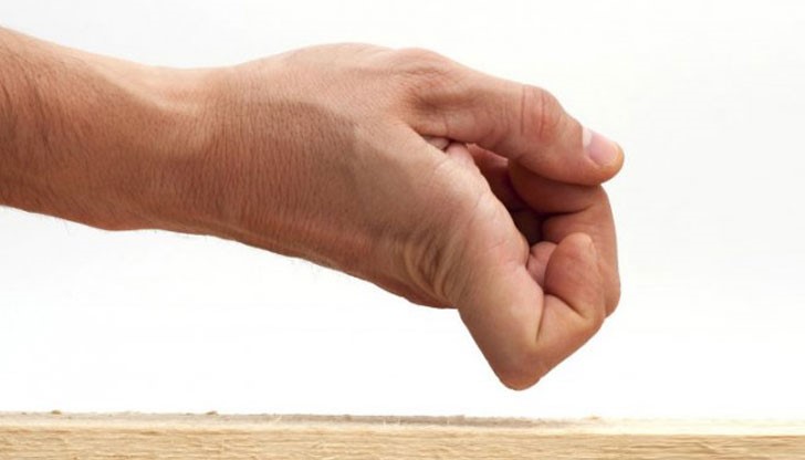 Когато искаме нещо да не ни сполети, обикновено казваме "да чукна на дърво"