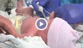 Лекари извадиха бебе от утробата на майка му и го върнаха обратно