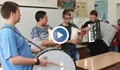 Ученици свирят в междучасията