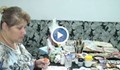 Самотна майка прави сувенири, за да лекува детето си