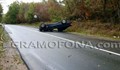 Кола се обърна по таван след челен сблъсък в дърво
