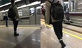 Момче влезе в столичното метро с две пушки