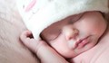 Защо е здравословно новороденото да спи в спалнята на родителите