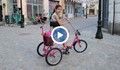 Бизнесмен купува ново колело на Вики