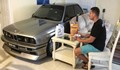 Мъж заживя в една стая с любимото си BMW