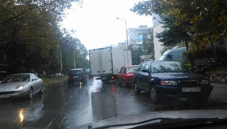 Шофьор на камион блокира цяло платно на ул. Чипровци