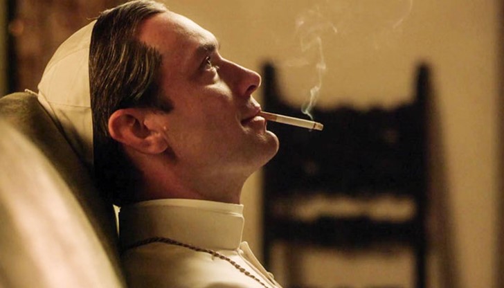 „Младият папа“ на Паоло Сорентино започна, спечелвайки си одобрението на критика и зрители „Младият папа“ на Паоло Сорентино започна, спечелвайки си одобрението на критика и зрители