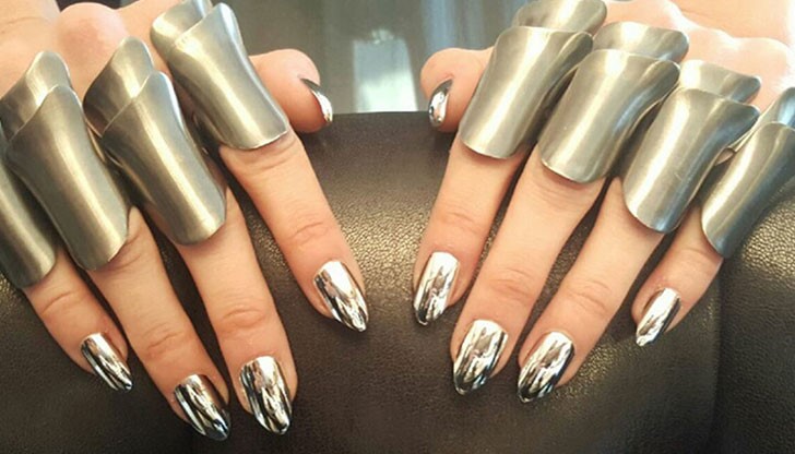 Този тип маникюр отразява всичко, точно като една от любимите вещи на жените – огледалото