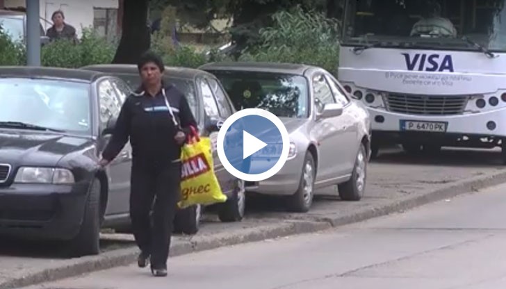 Русенци се оплакват, че не могат да преминат по улица "Никола Вапцаров" вървейки, защото това е опасно за живота им