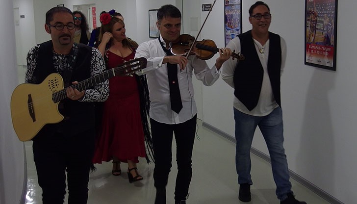 На сцената заедно с Васко Василев свириха и част от членовете на испанската група “Чамбао”