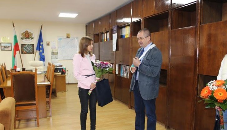 Кристина Данова и Виктория Стоилова приключиха успешно своя 9-месечен трудов стаж по Национална програма „Старт на кариерата“ в Областна администрация Русе