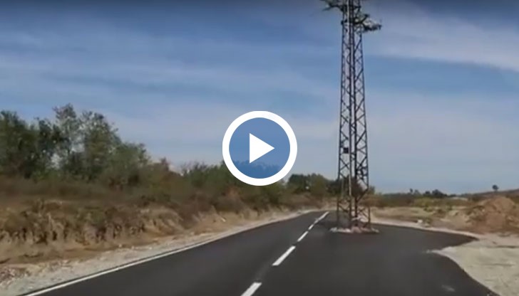 Електрически стълб с високо напрежение порасна по средата на новоположен асфалт на пътя Славовица - Ветрен