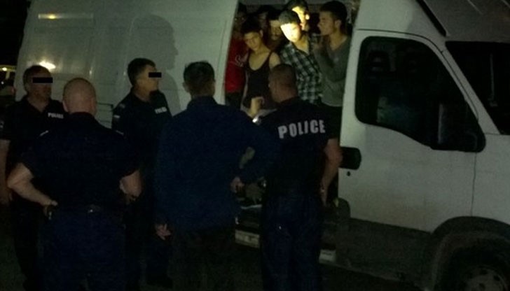 Арестуван е един каналджия, който бил зад волана на микробуса, превозващ 20 бежанци