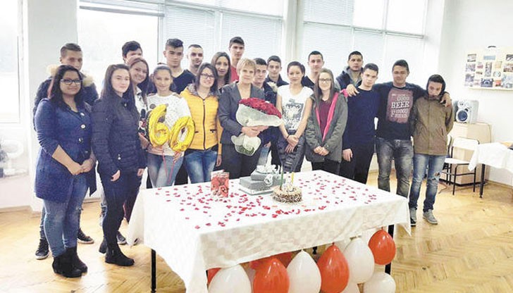 Рожденичката, която е преподавателка по биология и здравно образование, е изненадана още при влизането си в класната стая Рожденичката, която е преподавателка по биология и здравно образование, е изненадана още при влизането си в класната стая