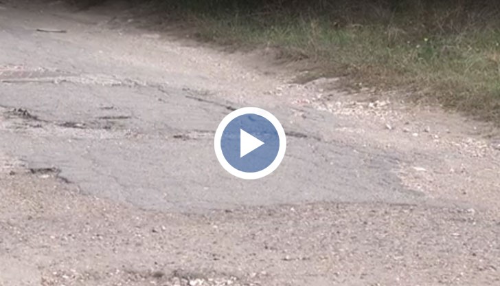 Живеещите там споделят, че от поне 10 години участъка си стои разбит