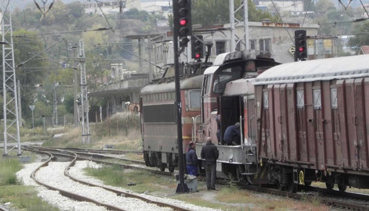 Дизелов локомотив се запали тази сутрин на жп гара Благоевград, два екипа огнеборци загасиха огъня