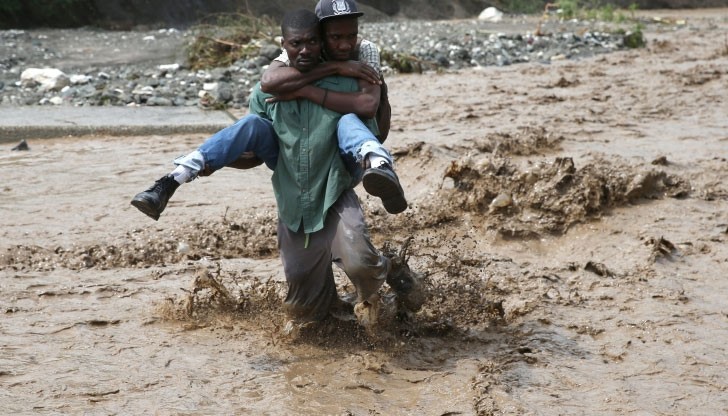 Ураганът Матю, който взе най-малко 25 жертви, прогони американците от домовете им от крайбрежните зони на източните щати