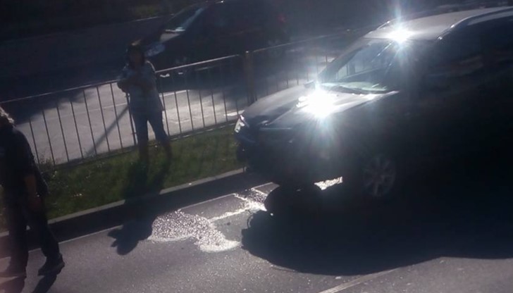 Джип премаза разделителната ограда на бул. „Владислав” и влезе в насрещното