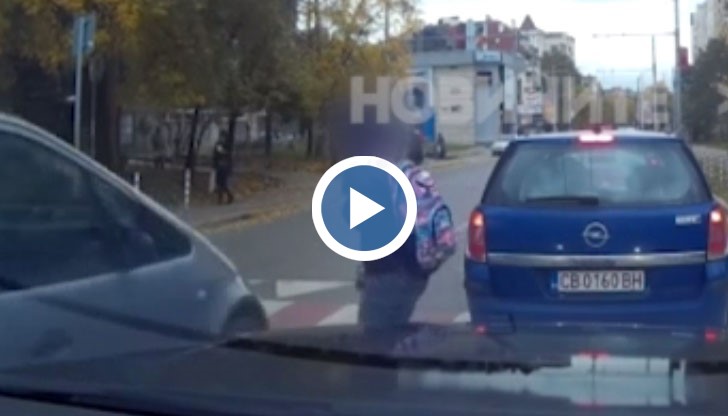Момиче пресича булевард, стига до средата на пътното платно и едва не е блъснато от кола, неправилно изпреварваща колона от автомобили