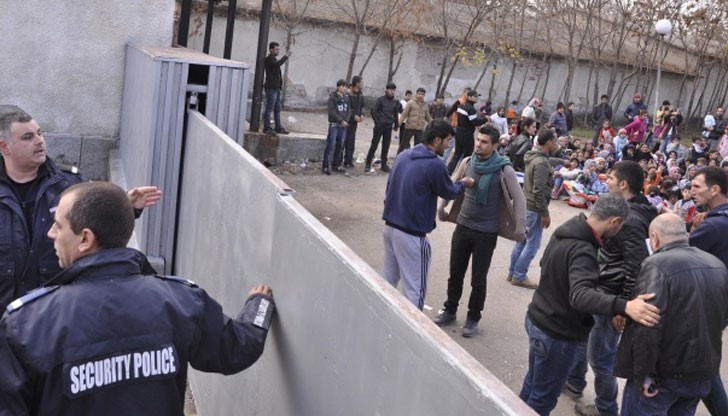 Външна ограда от стомана и бетон ще отдели бежанския център в Харманли, където през ден стават побоища, от останалата част на града