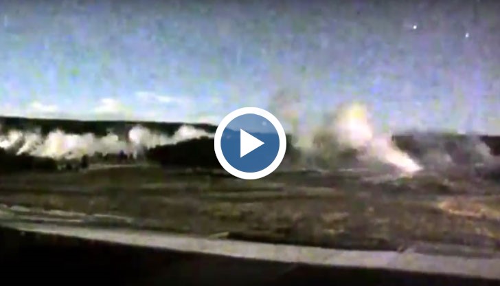 Множество НЛО с формата на сфера следят дейността на вулкан