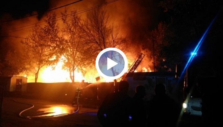 Пламъците се издигат на 30 метра