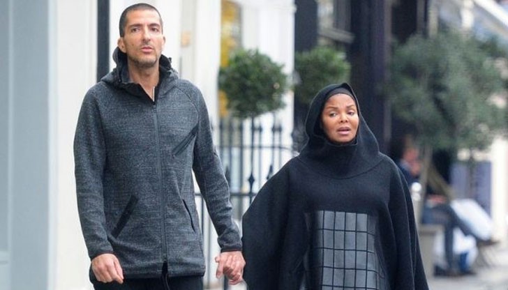 Певицата беше забелязана на публично място за пръв път, след като обяви, че очаква дете на 50 години